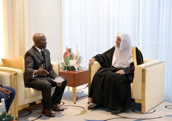El Secretario General, el Sheij Dr. Mohammed Al-Issa recibió en Riad al Embajador extraordinario y plenipotenciario de la República de Guinea-Bisáu ante el Reino de Arabia Saudita, el Sr. Dino Seidi