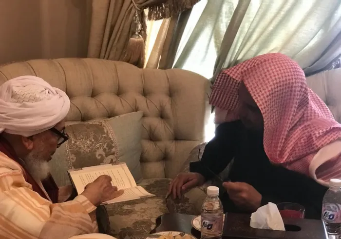 ‏انسجاماً مع عالمية التواصل الإسلامي للرابطة معالي الأمين العام الشيخ د. محمد العيسى في زيارةٍ لمعالي الشيخ عبد الله بن بيه (رئيس منتدى تعزيز السلم) في منزله الخاص حيثُ استعرضا في جلسةٍ موسعة عدداً من الموضوعات العلمية