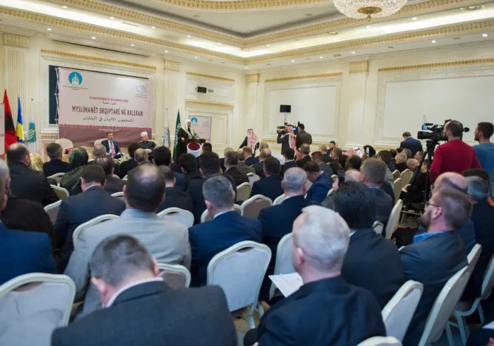 معالي الأمين ملقياً كلمته في حفل افتتاح الندوة التي نظمتها الرابطة في كوسوفا برعاية وحضور معالي رئيس البرلمان ومفتي الجمهورية ورئيس مشيختها