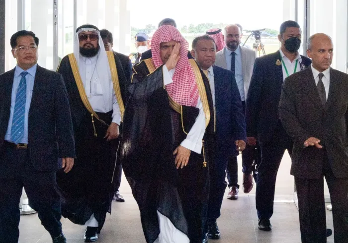 بدعوة رسمية، وصل معالي الشيخ د. محمد العيسى‬⁩ اليوم إلى مطار "بنوم بنه" الدولي، بمملكة كمبوديا