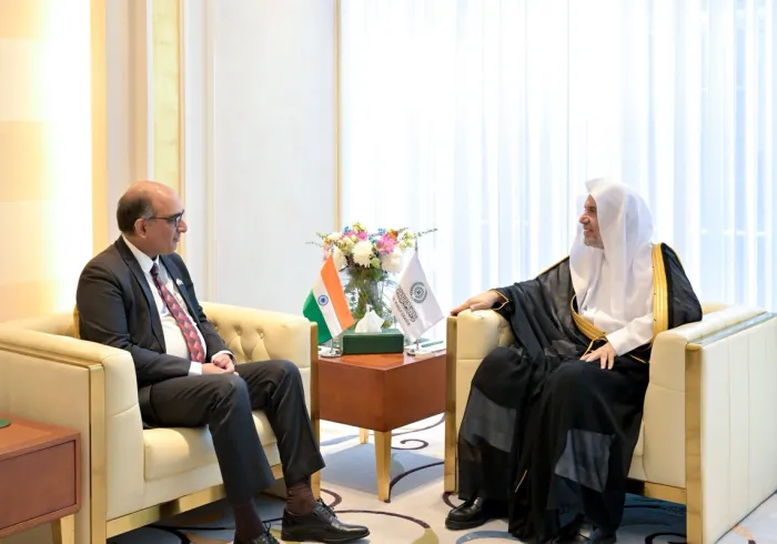 استقبلَ معالي الأمين العام، رئيسُ هيئة علماء المسلمين، فضيلةُ الشيخ د. محمد العيسى، في مكتبِه بالرياض، ظُهرَ اليوم، سعادةَ سفير جمهورية الهند لدى المملكة العربية السعودية، السيد فيبول