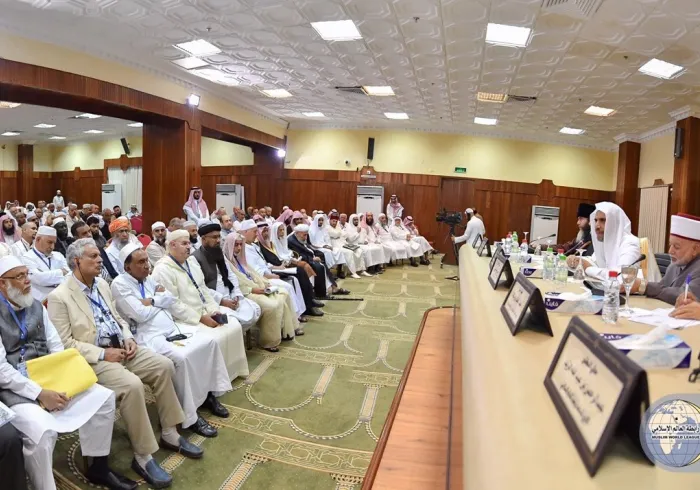 ‏معالي الأمين العام متحدثاً في حفل افتتاح ملتقى مؤتمر الرابطة بمشعر منى