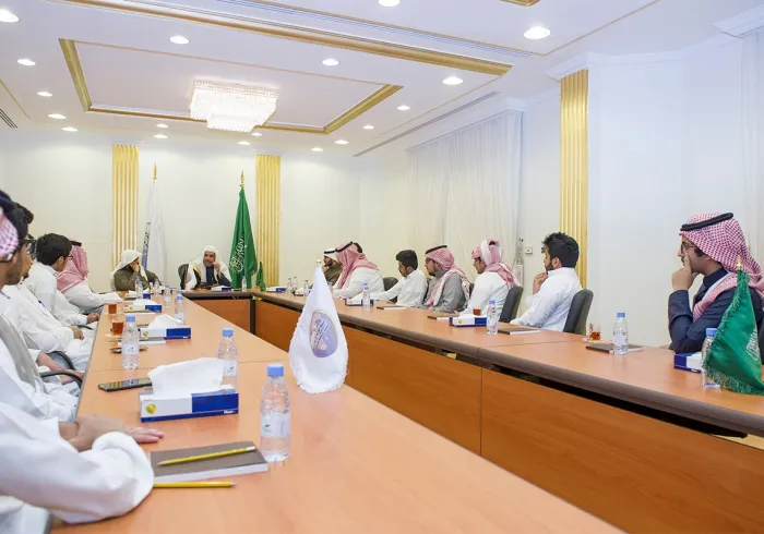 أمين رابطة العالم الإسلامي يلتقي عددا من طلبة الحقوق والعلوم السياسية