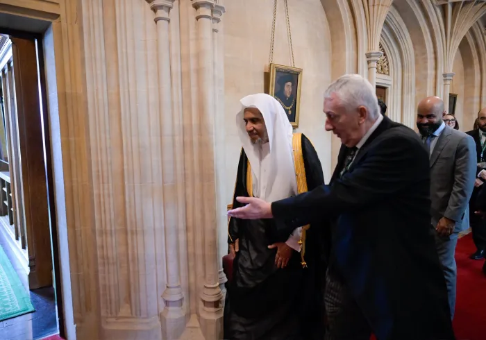 El Secretario General y Presidente de la Comisión de Ulemas, el Sheij Mohammed Al-Issa, se reunió con el Presidente de la Cámara de los comunes, Sir Lindsay Hoyle, en su despacho en Westminster, Londres.