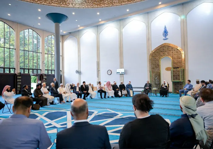 رهبران اسلامی بریتانیا در مرکز اسلامی لندن از دبیرکل اتحادیه جهان اسلام استقبال کردند.