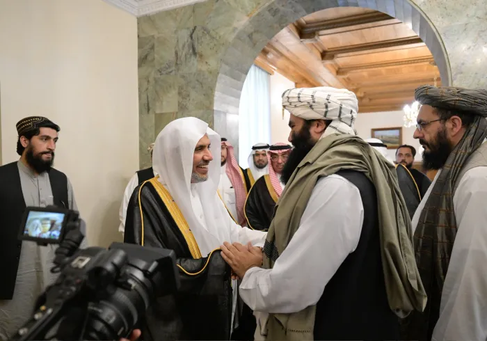 در قصر «شهار شنار»، جناب آقای دکتر شیخ محمد العیسی ، دبیرکل سازمان همبستگی جهان اسلام و رئیس انجمن علمای مسلمان، با جناب وزیر کشور افغانستان، خلیفه سراج‌الدین حقانی