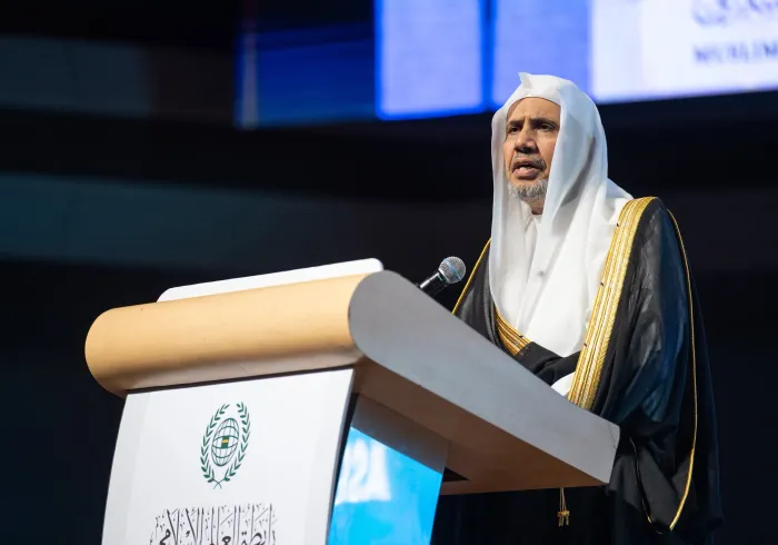 La Liga del Mundo Islámico ha concluido el foro con la entrega de los diplomas de la primera promoción del programa «Certificado de Acreditación Coránica», que reunió     a una élite de memorizadores y memorizadoras del Libro de Allah que obtuvieron la ijâzah con una cadena de transmisión ininterrumpida hasta los imames de las lecturas coránicas