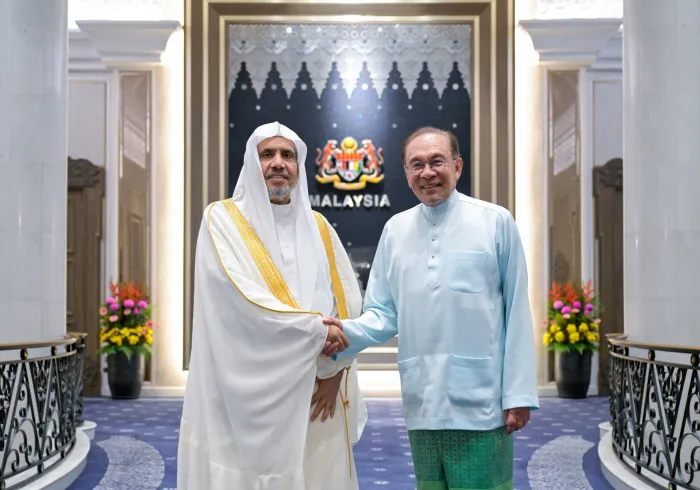  Dato’ Seri Anwar Ibrahim, ha recibido en el palacio presidencial de la capital malasia, Kuala Lumpur, al Secretario General y Presidente del Consejo de Ulemas, el Sheij Mohammed Al-Issa .