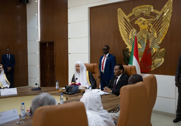 ‏مساءَ اليوم بمقرّ مجلس الوزراء:  ‏عقَدَ دولةُ رئيس مجلس وزراء جمهورية السودان، البروفيسور كامل إدريس، مع معالي الأمين العام، رئيس هيئة علماء المسلمين، الشيخ د.⁧‫محمد العيسى‬⁩ ⁦‬⁩، جلسةَ مُباحثاتٍ بحضور أعضاء مجلس الوزراء وكبار المستشارين برئاسة الحكومة.  ‏واستعرض اللقاءُ دوْرَ العلماء في بيان الحق الشرعي؛ إسهامًا منهم في تعزيز الوعي الدينيّ، والأمن المجتمعيّ.  ‏وقد أشاد دولتُه بالثقة الدِّينية التي يحظى بها فضيلتُه في الداخل الإسلامي وخارجه، في إطار مظلّة الرابطة وهيئة علماء المسلمين، يُترجِم ذلك مستوى الح