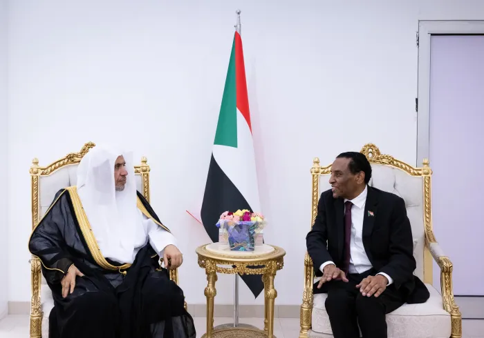رئيس الوزراء السوداني يستقبل الأمين العام لرابطة العالم الإسلامي  عقَد الجانبان جلسةَ مباحثات رسمية حول دور العلماء في بيان الحق الشرعي وتعزيز الوعي الديني والأمن المجتمعي  بورتْ سودان: استقبل دولةُ رئيس الوزراء بجمهورية السودان، البروفيسور كامل إدريس، معاليَ الأمين العام لرابطة العالم الإسلامي، رئيس هيئة علماء المسلمين، فضيلة الشيخ الدكتور محمد العيسى؛ الذي وصل إلى السودان في زيارة رسمية على رأس وفد من رابطة العالم الإسلامي.  وعقَد دولة رئيس الوزراء ومعالي الأمين العام للرابطة، جلسةَ مباحثات رسمية، بحضور أ