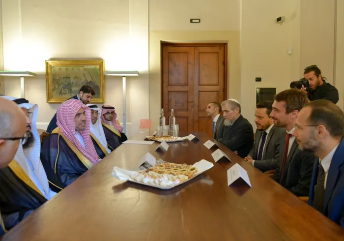 معالي أمين عام رابطة العالم الإسلامي الشيخ د. محمد العيسى يلتقي بعمدة مدينة سيستو فرينتينو الإيطالية السيد لورنزو فلاتشي، ويزور برفقته الأرض المزمع إقامة مركز ثقافي "عالمي" عليها؛ حيث تُعتبر المدينة في طلائع المدن الأوروبية في التواصل الحضاري والحوار الثق