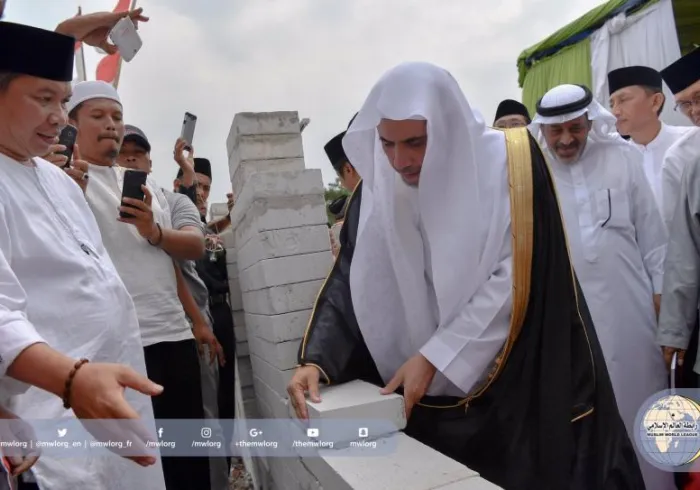 ‏معالي الأمين العام واضعاً حجر أساس المركز الحضاري ومسجده الجامع في إندونيسيا بحضور عدد من كبار الشخصيات، في نقلةٍ نوعية نحو التواصل الدولي