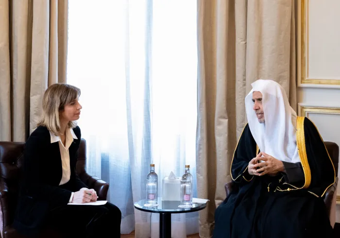 التقى معالي الأمين العام، رئيس هيئة علماء المسلمين، الشيخ د.⁧‫محمد العيسى‬⁩ ⁦‬⁩، في مقر إقامته بالعاصمة الإسبانية "مدريد"، نائبةَ لجنة الشؤون الخارجية بالاتحاد الأوروبي وعضو الحزب الحاكم في إسبانيا، السيدة هنا جلول
