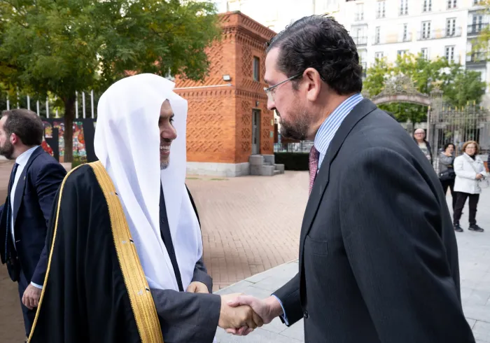 في مدريد، استضاف البيت العربي (أحد كبرى مراكز الدراسات الأوروبية)، التابع لوزارة الخارجية الإسبانية، معاليَ الأمين العام، رئيس هيئة علماء المسلمين، الشيخ د.⁧‫محمد العيسى‬⁩ ⁦‪‬⁩، حيث استقبله رئيس البيت، السيد ميقيل مورو