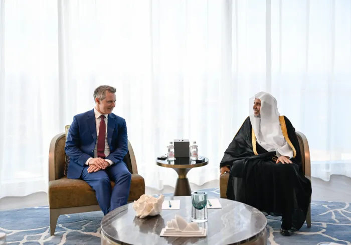 ‏استقبلَ معالي الأمين العام، رئيسُ هيئة علماء المسلمين، فضيلةُ الشيخ د.⁧‫محمد العيسى‬⁩ ‬⁩، في مقرّ إقامته بمدينة "سيدني"، معالي وزير التعليم الفيدرالي، السيد جيسون كلير