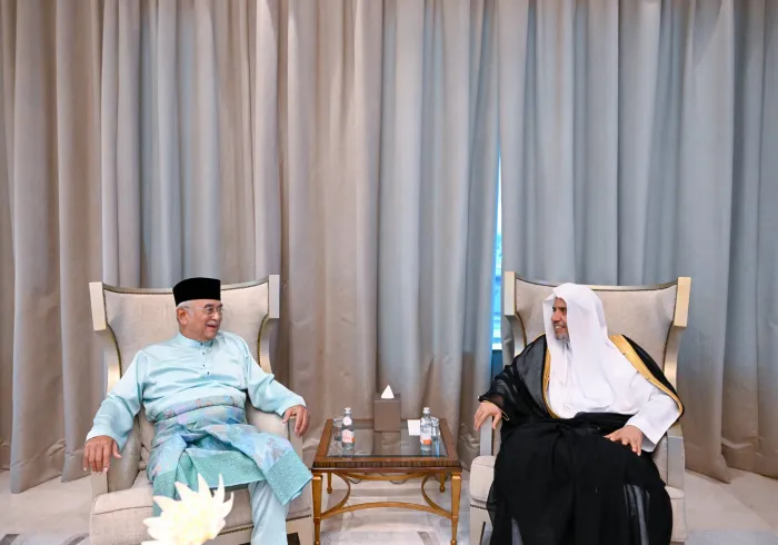 استقبلَ معالي الأمين العام، رئيسُ هيئة علماء المسلمين، فضيلةُ الشيخ د.⁧‫محمد العيسى‬⁩ ‬⁩، في مقرّ إقامته بمدينة "كوالالمبور"، تون سري الدكتور الحاج محمد علي بن محمد رستم، حاكم ولاية ملاكا