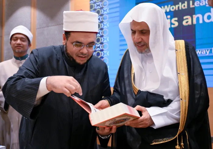 عقد معالي الأمين العام، رئيس هيئة علماء المسلمين، فضيلة الشيخ د.⁧‫محمد العيسى‬⁩ ‬⁩، في العاصمة الماليزية "كوالالمبور"، اجتماعًا مع كبار علماء ماليزيا من عموم الولايات، يتقدمهم سماحة الإمام الأكبر المفتي العام لماليزيا الشيخ: أحمد فواز بن فاضل