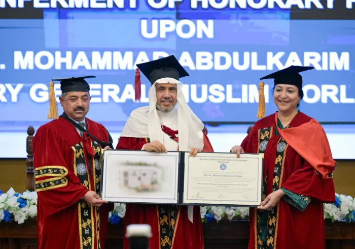 الجامعةُ الوطنيةُ في العاصمة الباكستانية "إسلام آباد"، تمنحُ معاليَ الأمين العام، رئيسَ هيئة علماء المسلمين، فضيلةَ الشيخ د.⁧‫ محمد العيسى‬⁩‬⁩، شهادةَ الدكتوراه الفخرية في فلسفة العلاقات الدولية