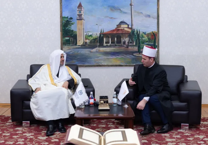 El Comité albanés de los ulemas, afiliado a 35 centros de jurisprudencia islámica, recibió al Secretario General, presidente de la Comisión de Ulemas Musulmanes, el Sheij Mohammed Al-Issa, en su sede en la capital, Tirana.