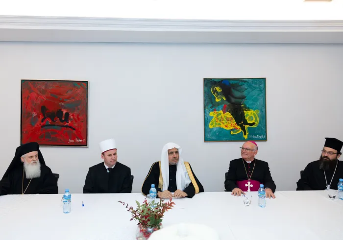 A pesar de su coexistencia ejemplar, por primera vez en la historia de Albania, se reunieron para una cena común: 