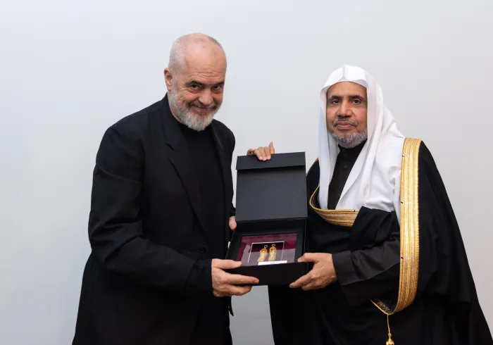 وی از این جناب بزرگوار استقبال کرد.. و از سازمان همبستگی دعوت نمود تا کنفرانسی بین المللی در تیرانا ترتیب دهد که از نیاز به تقویت پل های تفاهم و همکاری میان تمدن ها حمایت کند... به گونه ای که آگاهی جوامع گوناگون مذهبی، قومی و فرهنگی در سراسر 