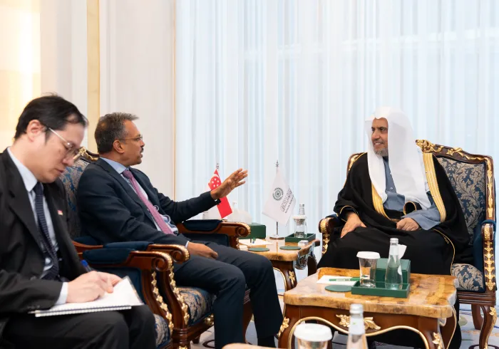 El Secretario General, presidente de la Comisión de Ulemas Musulmanes, el Sheij Mohammed Al-Issa, recibió en Riad al Embajador de la República de Singapur ante el Reino de Arabia Saudita