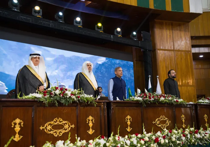 جناب بزرگوار نخست وزیر پاکستان آقای محمد شهباز شریف و جناب دبیر کل، آقای دکتر شیخ محمد العیسی در پایتخت اسلام آباد، ، در مراسم اختتامیه تجلیل از برگزیدگان مسابقه سالانه قرآنی حافظان جوان زیر ده سال