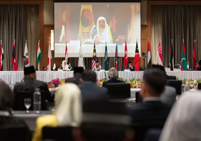 كما يسعى "مجلسُ علماء آسْيان" إلى تعزيز التواصُل بين الشعوب داخل دُوَلِ المنطقة، وبينها وبين العالَم الإسلامي، بالإضافة إلى إطلاق مبادراتٍ عمليةٍ لتعزيز الهُوية الإسلامية في إطار الوئام المجتمعي والمواطَنة الشاملة