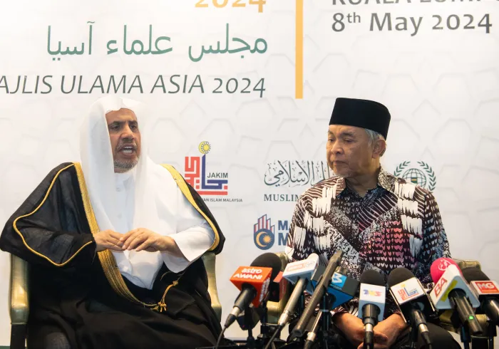 Le Secrétaire général, cheikh Mohammed Al-Issa, lors de la conférence de presse avec les médias asiatiques, suite à l'inauguration du « Conseil des savants de l'ASEAN »