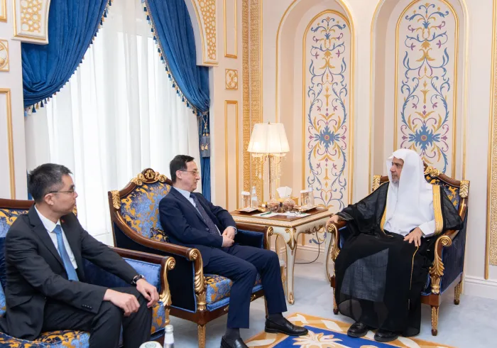 استقبل معالي الأمين العام، رئيس هيئة علماء المسلمين، فضيلة الشيخ د.⁧‫محمد العيسى‬⁩، في مكتبه بمكة المكرمة، القنصلَ العامَّ لجمهورية الصين الشعبية بجدة، السيد وانغ تشي مين
