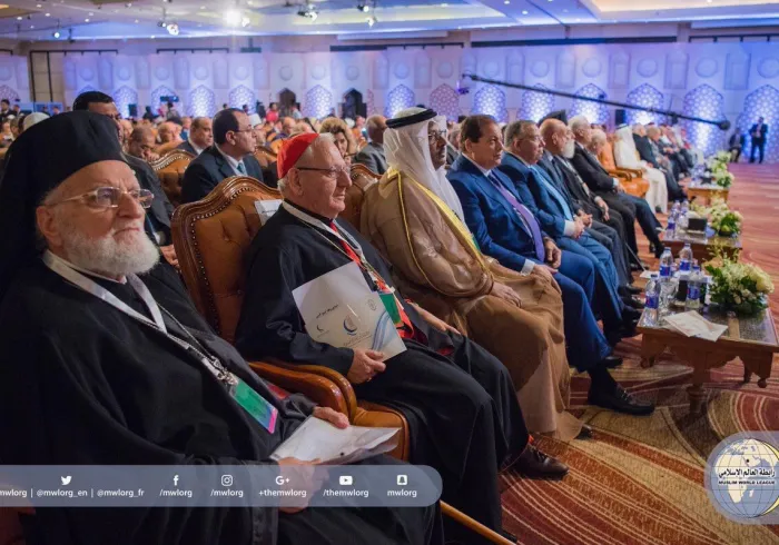 ‏معالي الأمين العام مخاطباً حضور مؤتمر الأزهر للسلام : (ليس للتطرف مدرسةٌ دينية معيّنة، وقد التحق به 45000 مقاتلٍ من 101 دولة)