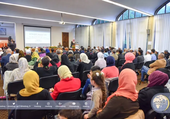 ‏معالي الأمين العام متحدثاً للجالية الإسلامية بالمركز الثقافي الإسلامي بلندن حيث نوهت قياداتها بدعم الرابطة لخصوصياتهم الدينية وتوعيتها لهم