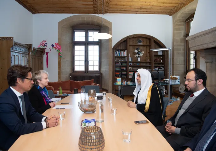 En el castillo histórico, la presidenta del Consejo de Estado suizo, Sra. Florence Nater, recibió en Neuchâtel al Secretario General, Sheij Mohammed Al-Issa