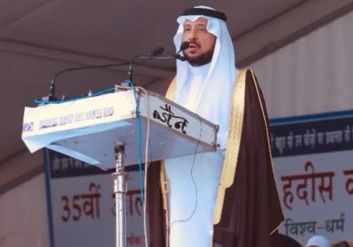 En nombre del Secretario General, el Presidente de la Comisión de Ulemas, Sheij Mohammed Al-Issa : 