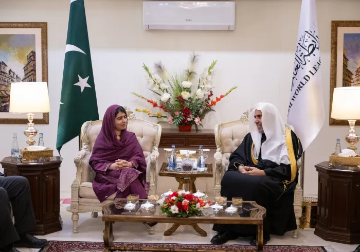 ‏استقبلَ معالي الأمين العام، رئيس هيئة علماء المسلمين، فضيلة الشيخ د.⁧‫محمد العيسى‬⁩‬⁩، بمقر إقامته في العاصمة الباكستانية "إسلام آباد"، الناشطةَ العالمية في تعليم الفتيات، الحاصلةَ على جائزة نوبل للسّلام، السيدة ملالا يوسفزي