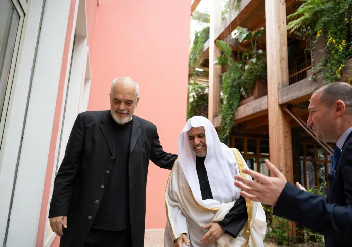 نخست‌وزیر آلبانی، آقای اَدی راما، در کاخ نخست‌وزیری از آقای دکتر شیخ محمد العیسی ، دبیرکل و رئیس انجمن علمای مسلمان، استقبال کرد