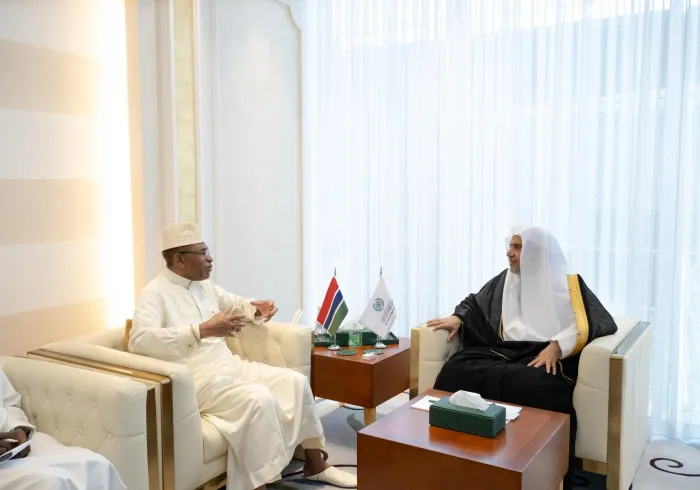 التقى معالي الأمين العام، رئيس هيئة علماء المسلمين، فضيلة الشيخ د.⁧‫محمد العيسى‬⁩ ‬⁩، بمكتبه ظهر اليوم، سعادة سفير جمهورية غامبيا لدى المملكة العربية السعودية، السيد عمر جبريل سالا