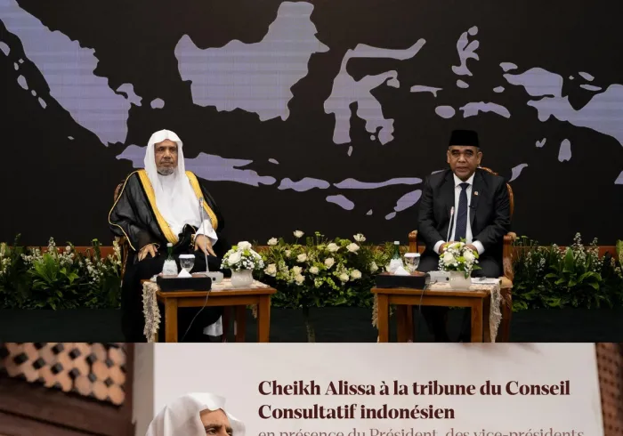 Le Secrétaire général à la tribune du Conseil Consultatif indonésien, en présence du  Président, des vice-présidents et membres du Conseil consultatif :