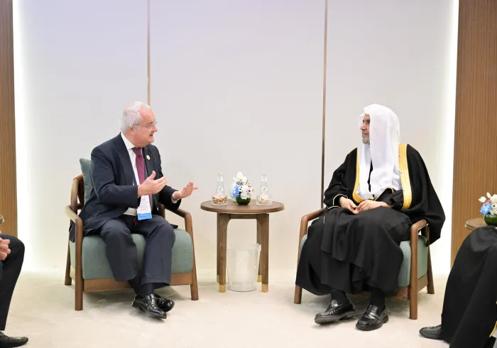 ‏التقى معالي الأمين العام، رئيس هيئة علماء المسلمين، فضيلة الشيخ د.⁧‫ محمد العيسى‬⁩ ‬⁩، معاليَ الأمين العام المكلّف لمركز الملك عبد الله بن عبد العزيز العالمي للحوار بين أتباع الأديان والثقافات (كايسيد)، السفير أنطونيو دي ألميدا ريبيرو