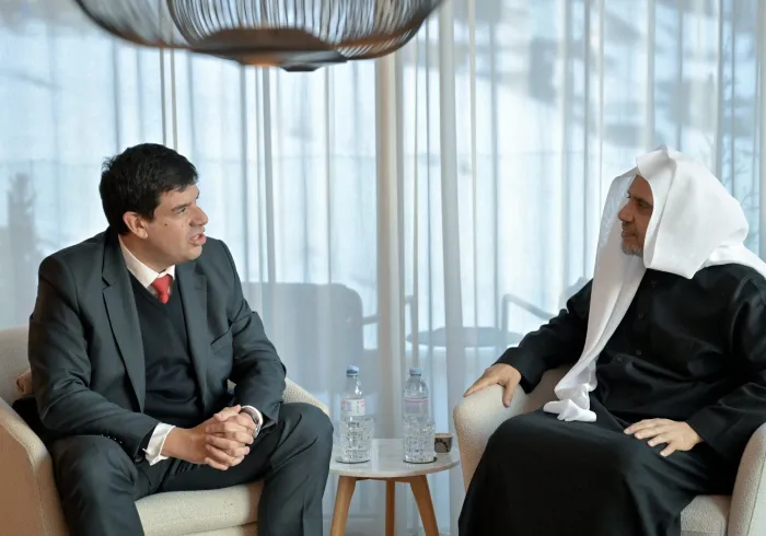 ‏التقى معالي الأمين العام، رئيس هيئة علماء المسلمين، فضيلة الشيخ د.⁧‫محمد العيسى‬⁩‬⁩، في مقر إقامته، رئيس قناة يورونيوز، السيد بيدرو فارغاس