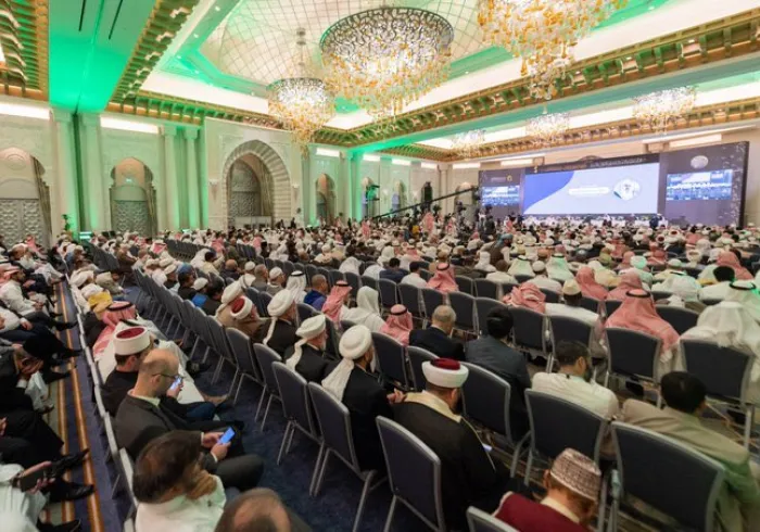 À l’initiative de la LIM,en 2019, se sont réunis autour d’un seul texte, la Charte de LaMecque,  de 1 200 muftis et érudits musulmans de 27 écoles de l’islam. La Charte adresse un message fort au monde entier: nous devons nous unir ensemble contre le terrorisme et la haine.
