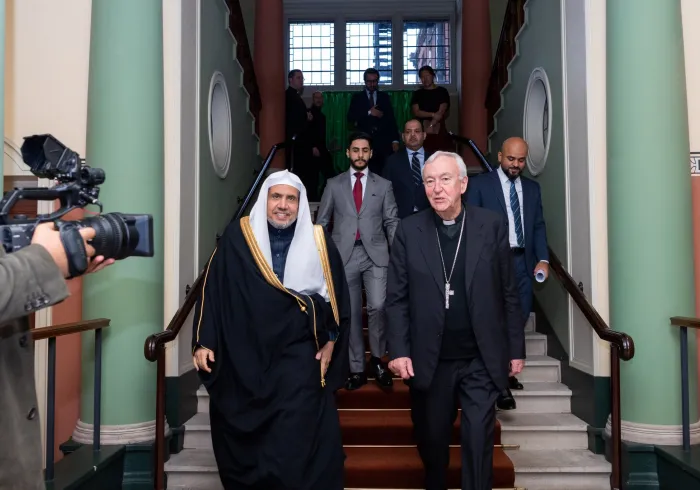 آقای محمد العيسى دبیر کل رئیس انجمن‌ علمای مسلمان‌ با کاردینال وینسنت کالینز، رئيس اساقفه ویست منستر در لندن دیدار کرد.