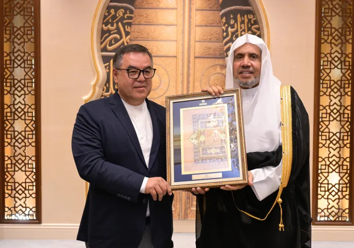 جناب دبیرکل، رئیس انجمن علمای مسلمان، آقای دکتر شیخ محمد العیسی، در دفتر خود در مکه مکرمه، از جناب رئیس مرکز تمدن اسلامی وابسته به هیئت وزیران جمهوری ازبکستان، دکتر فردوس فریدونوویچ عبد الخالقوف، و هیئت همراه او استقبال کرد