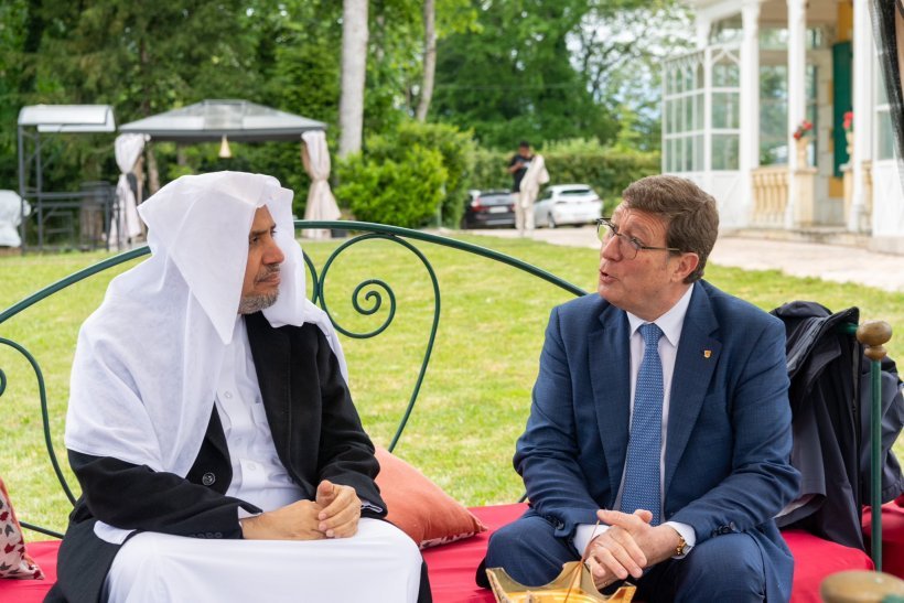 با حضور رئیس دولت ژنو جناب : مائورو پوجیا، و تعدادی از نمایندگان پارلمان سوئیس، و مقامات بین المللی، اعضای هیئت دیپلماتیک در ژنو، و حضور روحانیون و علماء: