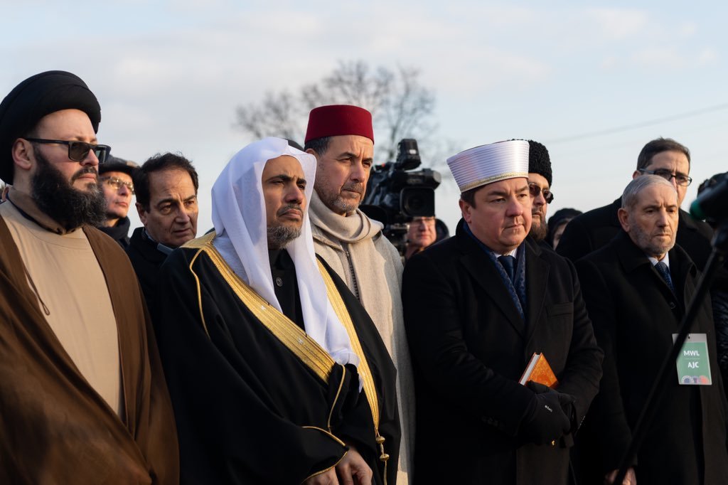 معالي د. ⁧‫محمد العيسى‬⁩ خلال زيارته لمواقع الإبادة في ⁧‫البوسنة والهرسك‬⁩ و ⁧‫أوشفيتز‬⁩ : ببولندا نؤكد تجريمنا الشديد لتلك الفضائع الوحشية