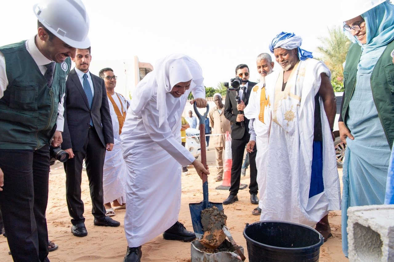 د. العيسى يدشّن حزمة مشروعاتٍ تنموية ورعوية وإغاثية في موريتانيا بتنسيق حكومي