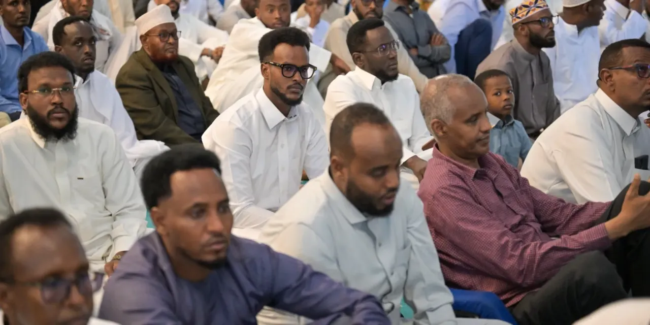 ‏معالي الشّيخ د. مُحمّد بن عبدالكَريم العيسى‬⁩ ، الأمينُ العام لرابطة العَالم الإسلاميّ رئيسُ هيئةِ عُلماء المسلمين، يخطُبُ على منبر الجَامع الكبير في العاصمة الصُّوماليّة "مقديشو".