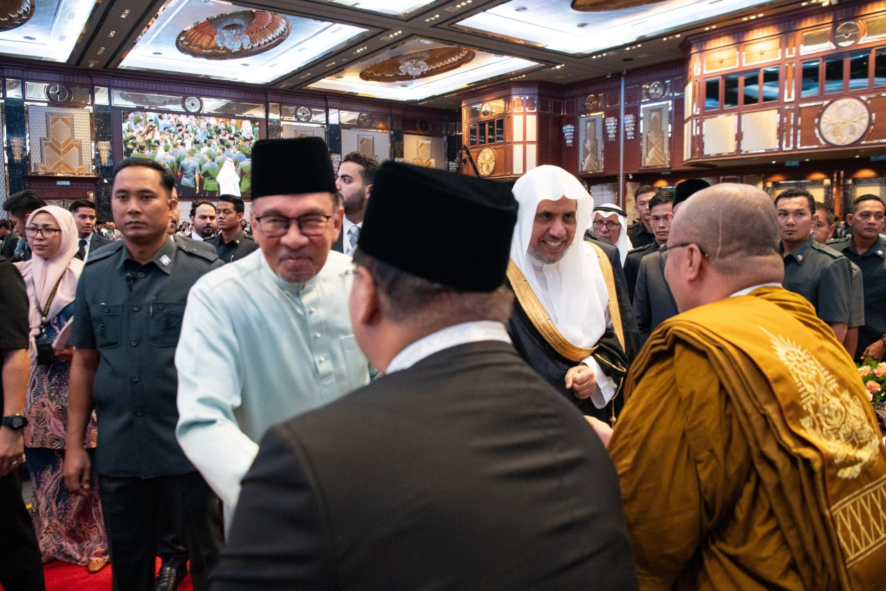Yang Mulia Perdana Menteri Malaysia, Tuan Anwar Ibrahim, dan Yang Mulia Syekh Dr.Mohammed bin Abdulkarim Al-Issa, Agenda utama konferensi ini adalah peluncuran inisiatif solidaritas untuk menghentikan perang dan konflik, terutama perang di Gaza.