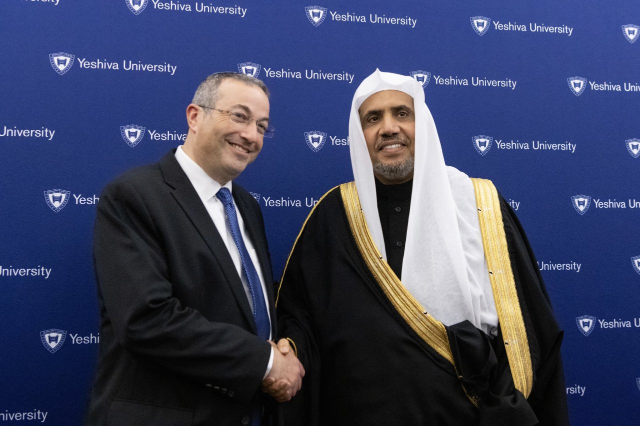 استضافت جامعة يشيفا بنيويورك معالي الشيخ د. محمد العيسى‬⁩ حيث ألقى محاضرة تناولت قضايا معاصرة عدة