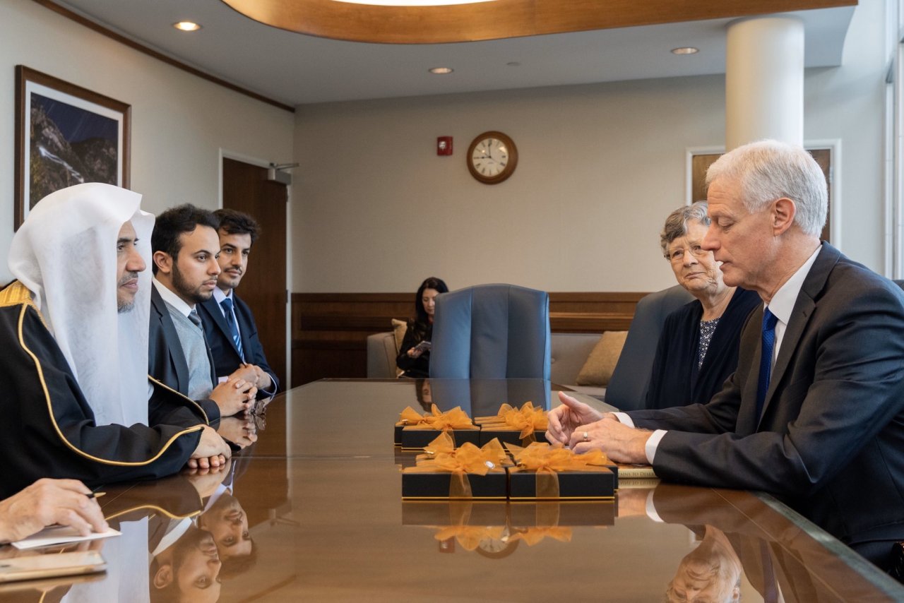 Le Doyen de l’université de Utah Kevin Orsen a reçu le D.Mohammad Alissa (qui compte près de 35 000 étudiants) qu’il considère comme l’une des personnalités les plus actives au monde dans l’établissement des relations entre les adeptes des religions et des cultures.